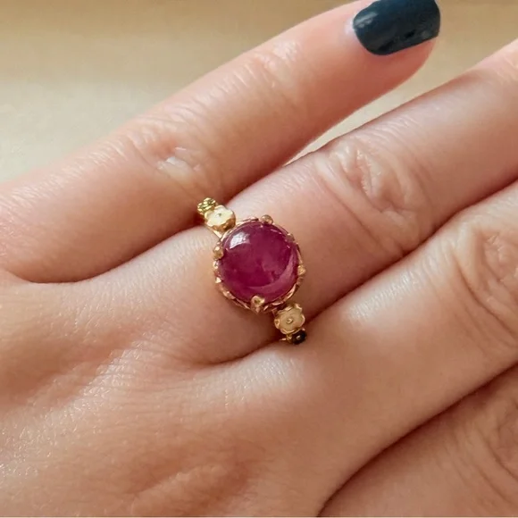 Elegant Ruby and Enamel Flowers Decorated Ring - Picture 2 of 6